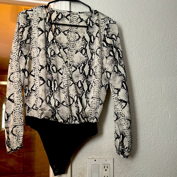 Worn for one business dinner only - Picture 3 of 3